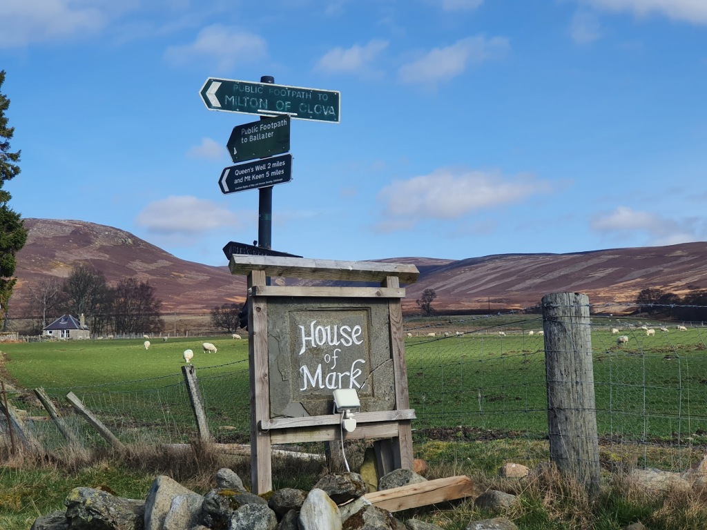 Sign showing footpath to Ballater